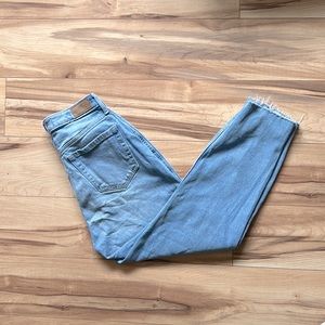 Hollister Curvy Ultra High-Rise Mom Jean Vintage Stretch w26 l25 Light Denim